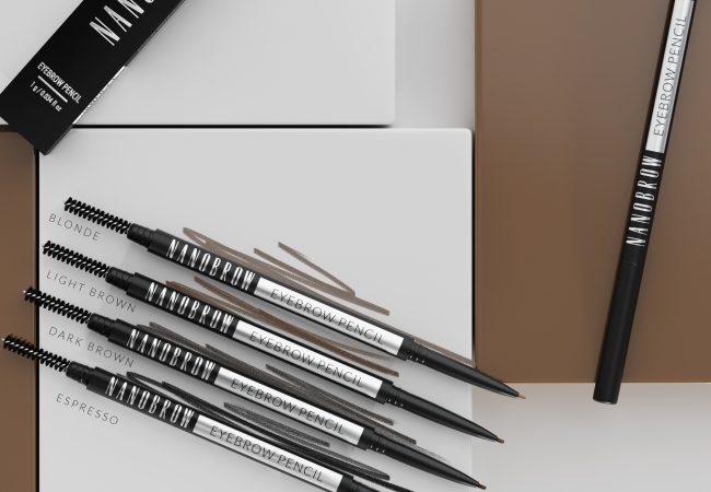 Um lápis de sobrancelhas ultrapreciso com um spoolie. Conheça o Nanobrow Eyebrow Pencil!