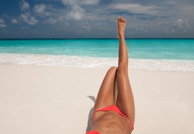 Como tornar seu tempo na praia mais agradável: Saiba como lidar com a areia nos pés